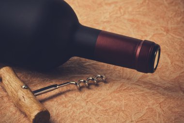 Bir şişe şarap açıyorum.