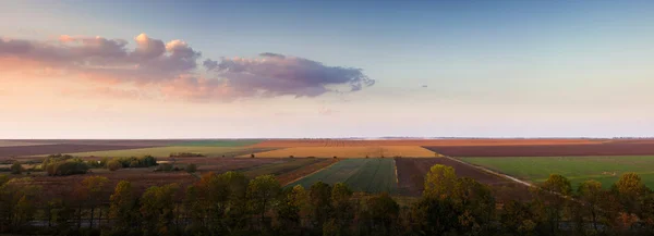 Pôr do sol sobre campo outono — Fotografia de Stock