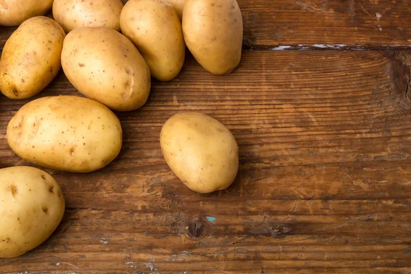 Pommes de terre nourriture sur fond — Photo