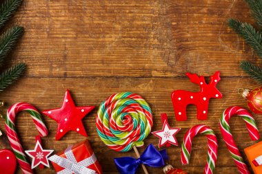 Süslemeleri ve hediye kutularıyla Noel arkaplanı