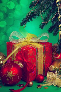 Hediye kutusu ve Noel baloları