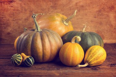 Eski ahşap tahta üzerinde kabaklar
