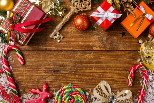 Weihnachten Hintergrund mit Dekorationen und Geschenkboxen — Stockfoto