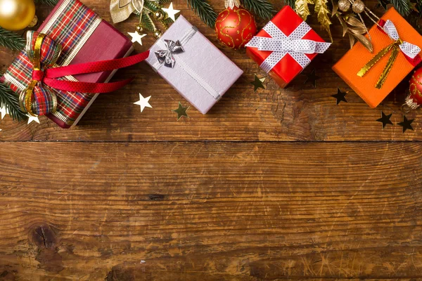 Fondo de Navidad con decoraciones y cajas de regalo — Foto de Stock