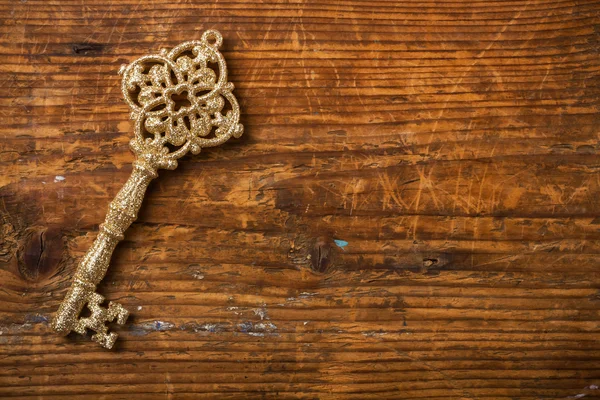 Alte Schlüssel mit Holzbrett — Stockfoto