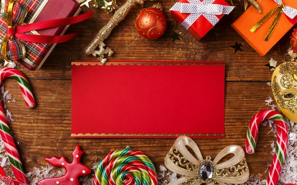 Різдвяний фон з прикрасами та подарунковими коробками — стокове фото