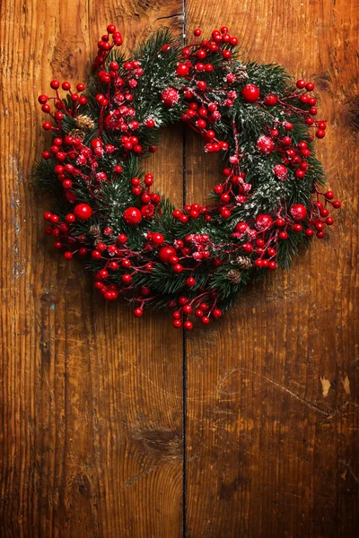 Karácsonyi koszorú a fa ajtón — Stock Fotó