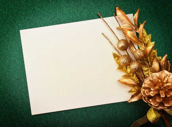 Cartão de Natal com decoração dourada — Fotografia de Stock