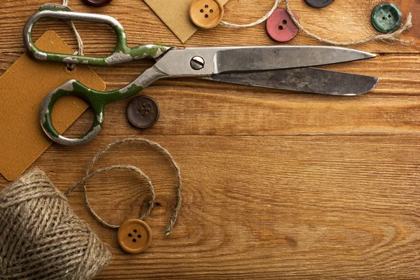 Старые ножницы и пуговица — стоковое фото
