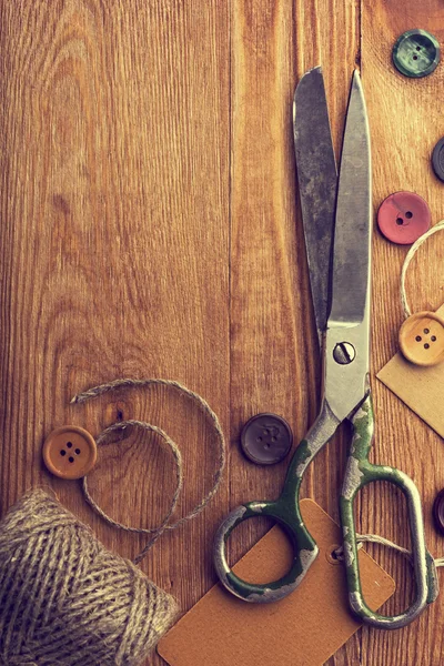 Old scissors and button — Stock Photo, Image