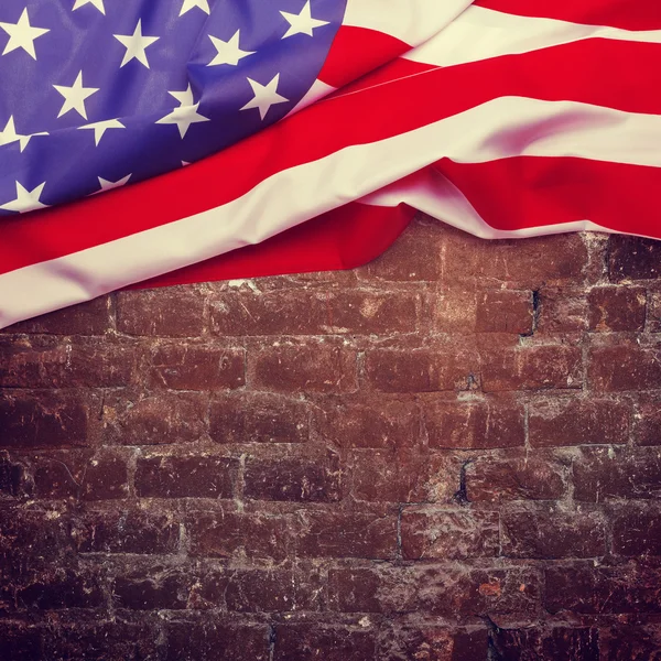 Drapeau américain sur le mur de briques — Photo