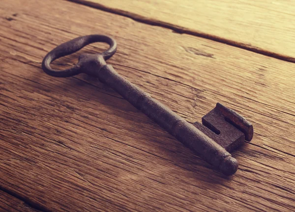 Llave vieja sobre tabla de madera — Foto de Stock