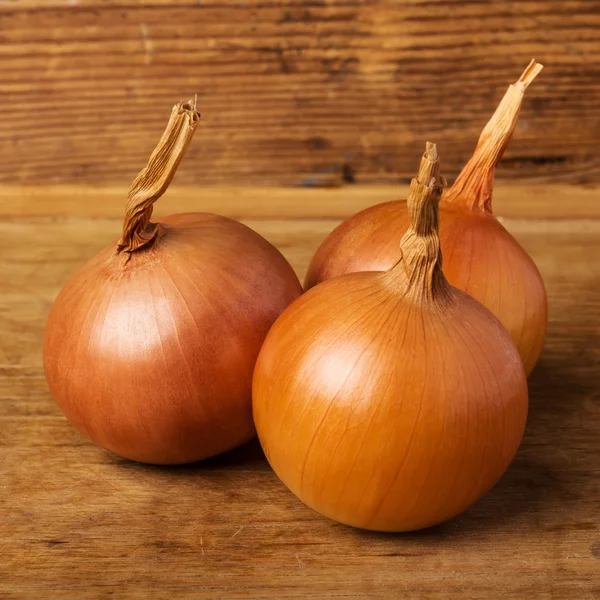 Onions close-up on wood — Stock Photo, Image