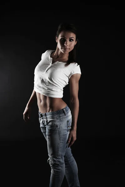 Belle femme en jeans en studio — Photo