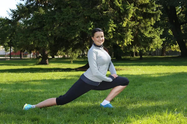 Dışarıda parkta güzel bir kadın wotking