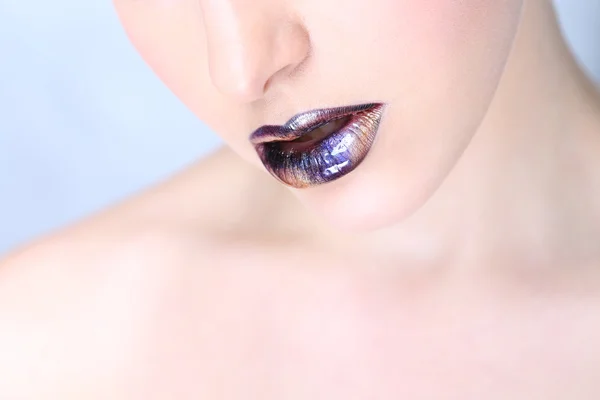 Closeup de belos lábios brilhantes metálicos — Fotografia de Stock