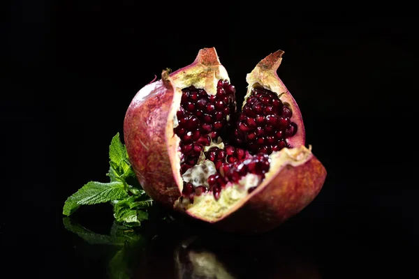 Pomegranade en Mint op zwart — Stockfoto