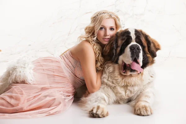 Genç kadın ve büyük köpek — Stok fotoğraf