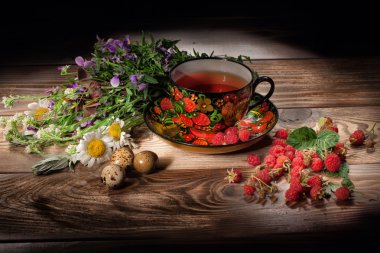 Çay, çiçekler ve ahududu