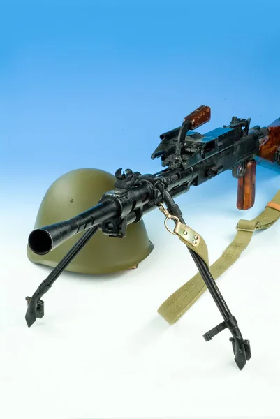 Кулемет Квіти Армійському Шоломі — стокове фото