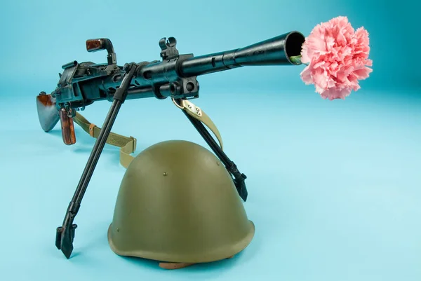 Автомат Цветы Армейском Шлеме — стоковое фото