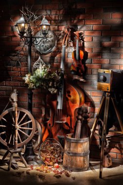 Country tarzında eski bas gitarla sakin bir hayat
