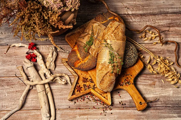 Diferentes Tipos Pão Uma Mesa Madeira — Fotografia de Stock