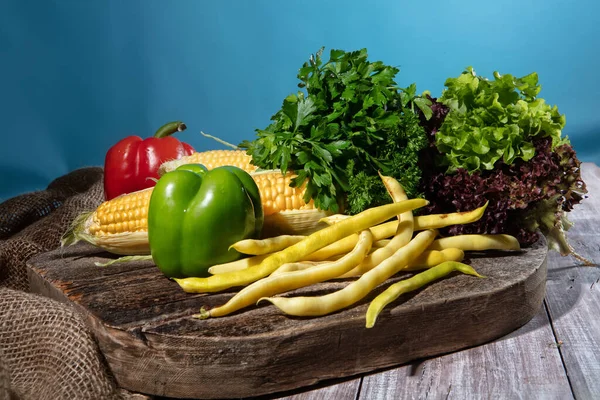 Mais Grün Und Pfeffer Auf Einem Holztisch — Stockfoto