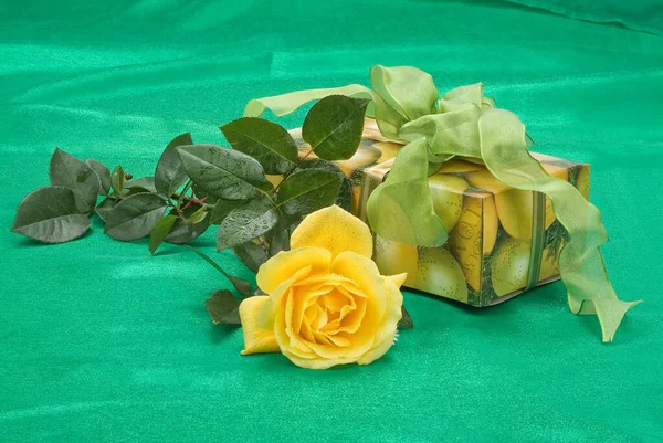 Stüdyoda Çiçek Aksesuarlarla Dolu Bir Hayat — Stok fotoğraf