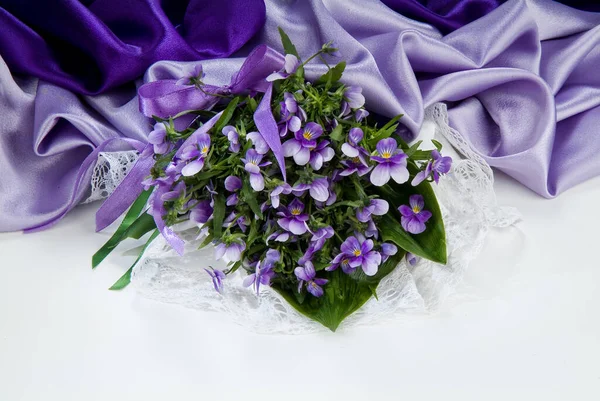 Natura Morta Con Bouquet Fiori Accessori Uno Sfondo Studio — Foto Stock