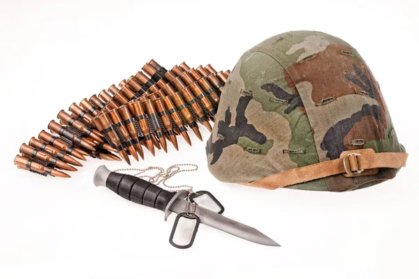 Casco Cartuchos Cuchillo Insignia Del Ejército Sobre Fondo Aislado —  Fotos de Stock