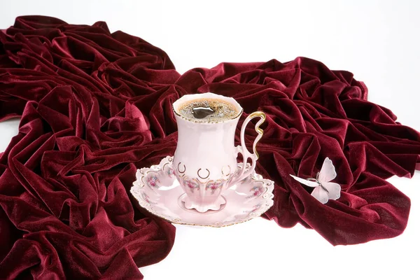 Чашка Чаю Темно Червоний Оксамит Метелик Студійному Фоні — стокове фото