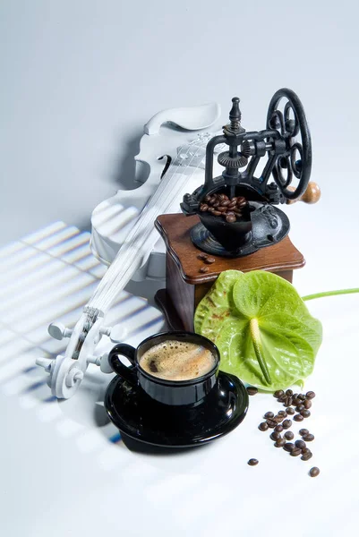 Kaffeemühle Tasse Und Kaffeebohnen Auf Studiohintergrund — Stockfoto