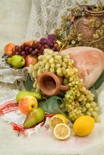 Jarrón Cerámica Viejo Maceta Frutas Sobre Fondo Tela — Foto de Stock