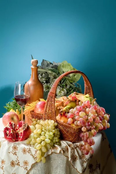 Cesta Vime Vaso Cerâmica Frutas Fundo Estúdio — Fotografia de Stock