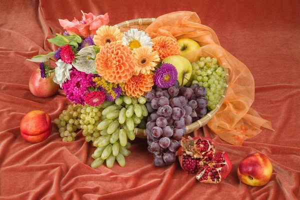 Früchte Und Blumen Auf Einem Atelierhintergrund — Stockfoto