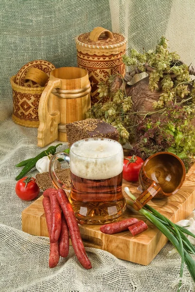 Caneca Bier Salsichas Verdura Fundo Lona — Fotografia de Stock