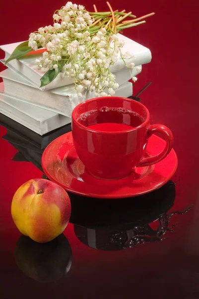Bir Fincan Çay Bir Buket Vadi Zambağı — Stok fotoğraf