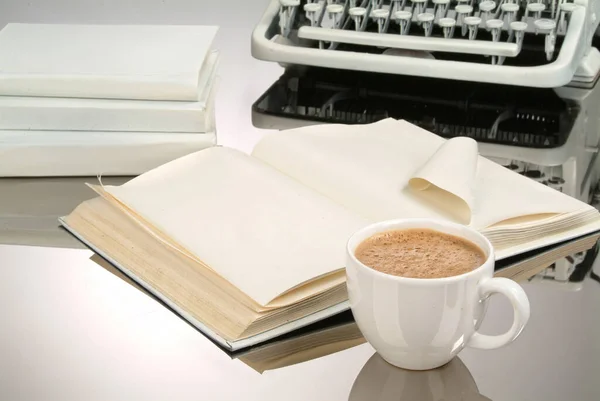 Ceașcă Cafea Cărți Mașină Scris Fundal Sticlă — Fotografie, imagine de stoc