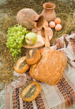 Stüdyo arka planında farklı ekmek çeşitleri