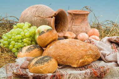 Stüdyo arka planında farklı ekmek çeşitleri