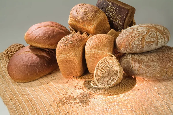 Verschillende Soorten Brood Een Studio Achtergrond — Stockfoto