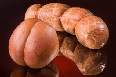 Siyah cam arka planda sosisler.