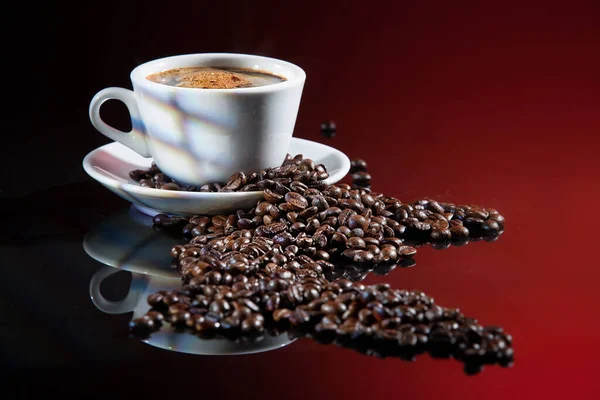 Tasse Kaffee Und Bohnen Auf Einem Glashintergrund — Stockfoto