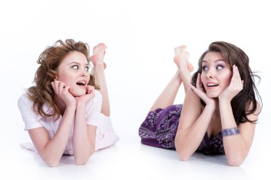 İki güzel genç kadın