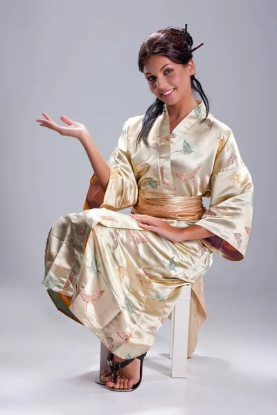 穿着日本民族服装 背景偏僻的年轻漂亮女人 — 图库照片