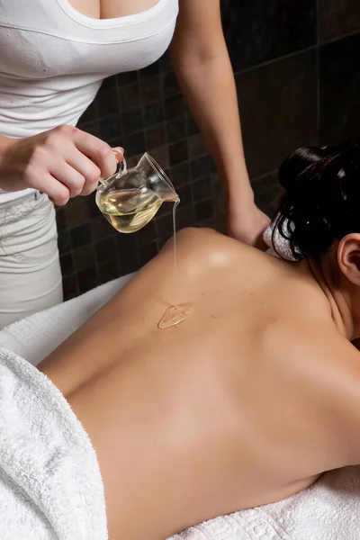 Jovem Mulher Atraente Tomando Massagem Procedimentos Spa — Fotografia de Stock