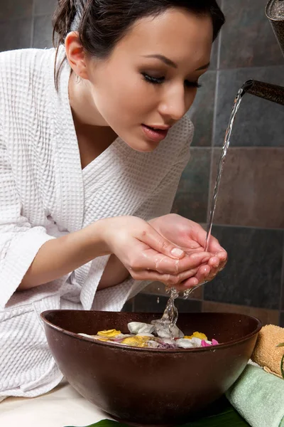 Mujer Atractiva Joven Tomando Masajes Procedimientos Spa —  Fotos de Stock