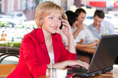 Farklı duyguları olan genç iş adamları.