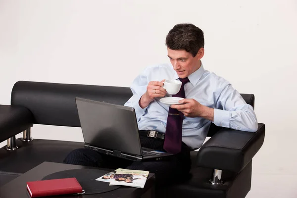Junger Mann Sitzt Und Arbeitet Computer — Stockfoto